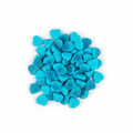 Tas de bonbons bleus en forme de cœur sur fond blanc